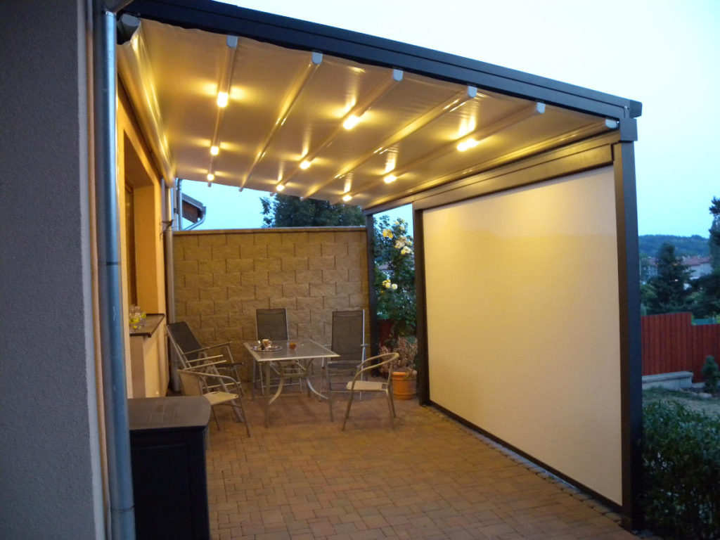 Pergola doplněná o integrované LED osvětlení